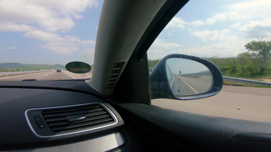 在高速公路上驾驶汽车然后在侧面镜子上行驶视频