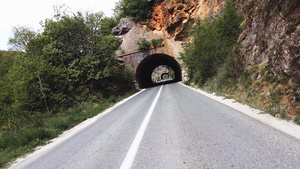 农村山路上有两条隧道的第一视角车道20秒视频