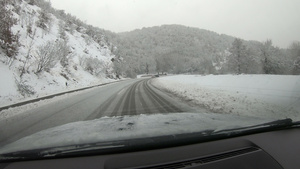 在冬季积雪的雪雪中驾驶车在雪覆盖的雪山路上行驶驱动25秒视频