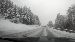 从驾驶员的角度通过行驶车辆的挡风玻璃看雪高速公路道路25秒视频