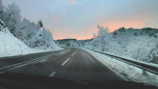 冬季山路雪在日出时的快速运动在山区和丘陵附近的冬天视频