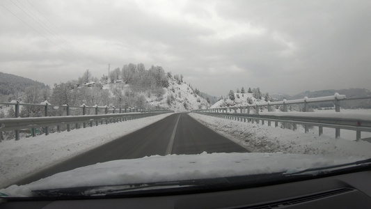 第一视角在冬季下雪的农村公路上开车视频