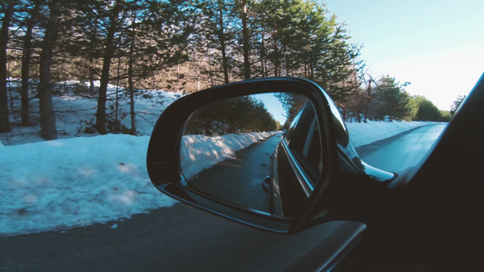 冬季在沥青路的侧面镜式汽车驱动器视频