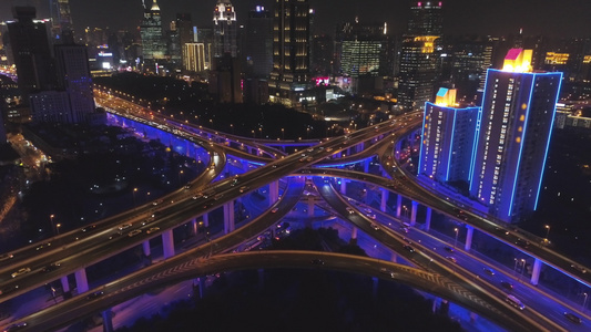 夜间有蓝色照明的高架立交桥上海鸟瞰图无人机向前视频