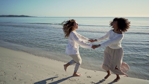 两个最好的女性朋友在日落或黎明的背光下在海边的玫瑰色41秒视频
