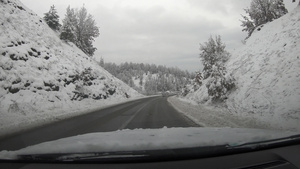 在雪上铺着的街道上行驶时被拍摄到的景点19秒视频