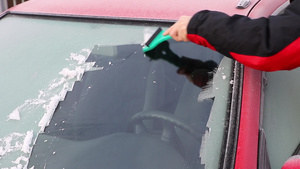 手从车挡风玻璃上刮冰9秒视频