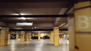 新的现代空的地下停车场11秒视频