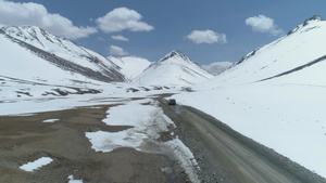 汽车在雪山的路上行驶19秒视频