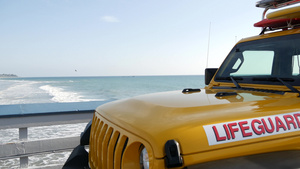 海边的沙滩上的救生车13秒视频