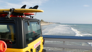 救生车救生车和救生车在海边的沙滩上12秒视频