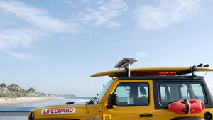 海边的沙滩上的救生车10秒视频