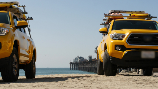 救生车救生车和救生车在海边的沙滩上视频
