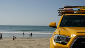 救生车救生车和救生车在海边的沙滩上15秒视频