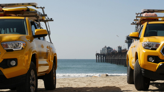 救生车救生车和救生车在海边的沙滩上视频