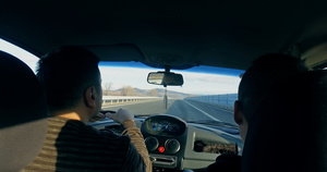 2个朋友在高速公路上乘坐小车从司机角度出发驾车26秒视频