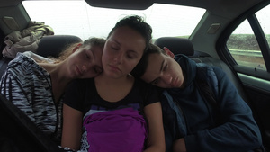 在高速公路上驾驶的汽车后座睡觉的少年男女儿童13秒视频