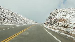 前往死亡谷的公路旅行驾驶汽车在美国加利福尼亚州下雪19秒视频
