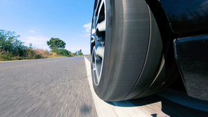 汽车轮胎在路上快速旋转28秒视频