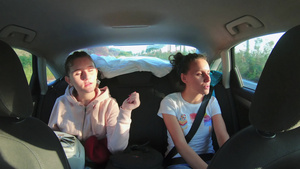 两个姐妹跳舞在汽车后座唱着歌18秒视频