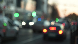 夜晚城市灯光的街道从汽车车头灯上11秒视频