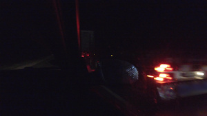 雨后夜间在农村公路上运送货物的大型卡车司机第一视角驾驶11秒视频