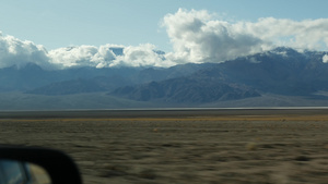 前往死亡谷的公路旅行在美国加利福尼亚州驾驶汽车在美国17秒视频
