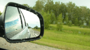 在雨天农村驾驶汽车的侧视镜后反射出来的一面镜子12秒视频