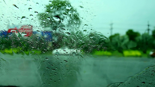 驾驶员在路边停车因为暴风雨下大雨1视频