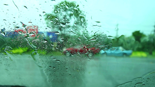 驾驶员在路边停车因为暴风雨下大雨2视频