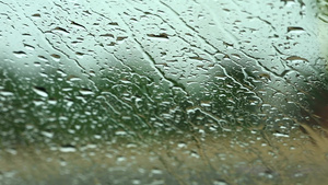 因为大雨司机在路旁停车车窗上是密集的雨滴27秒视频
