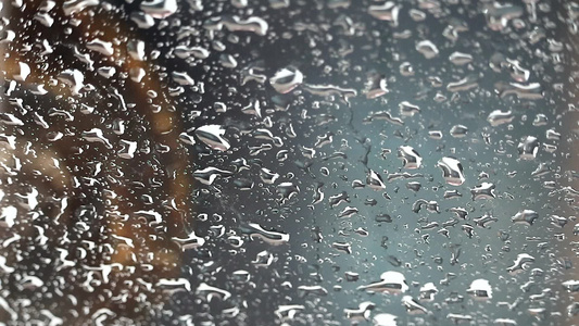 车的镜子下着雨外面大雨司机因此停在路边停车处视频