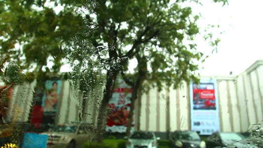 雨下大雨司机是停车场的公车视频