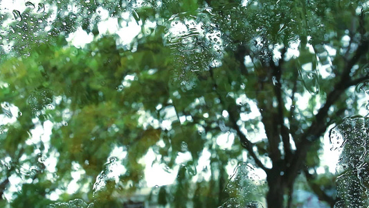 雨下大雨司机把车停在停车区视频