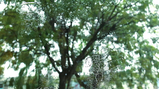 雨下大雨司机把车停在停车区视频