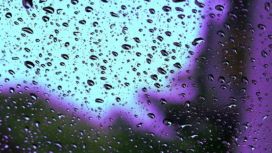 汽车镜子上的雨滴紫色外面大雨导致司机停在路边视频