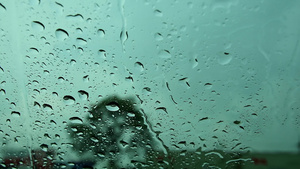 因为大雨司机在路旁停车车窗上是密集的雨滴车被大风摇晃11秒视频