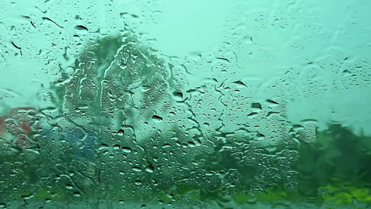 司机在路旁停车因为暴风雨降下视频