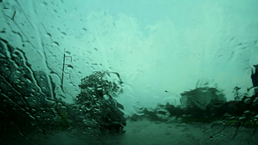 司机在路旁停车因为大风雨降下视频