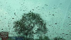 因为大雨司机在路旁停车车窗上是密集的雨滴8秒视频