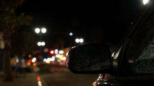 城市灯光雨夜的汽车温柔的公路黄昏的乌鸦19秒视频