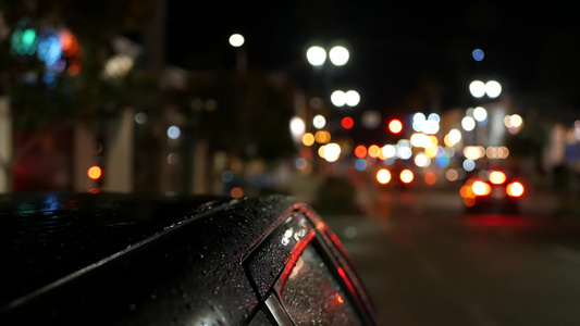 城市灯光雨夜的汽车温柔的公路黄昏的乌鸦视频