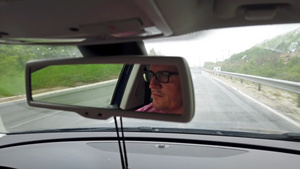 在大雨中男人驾驶汽车窗边有水滴20秒视频