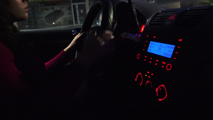 晚上开车的年轻女人15秒视频