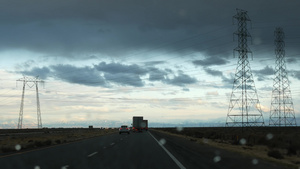 驾驶汽车在美国加利福尼亚州的公路旅行从车上看在美国14秒视频