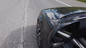 在高速公路沥青上快速驾驶运动车以后镜和轮胎轮为目标10秒视频
