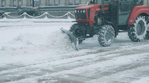 清晨环卫工人开着铲雪车清除路面积雪10秒视频