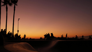 年轻的跳跃滑板手骑长板夏季日落背景的剪影加利福尼亚州22秒视频