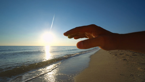 手触摸海边阳光27秒视频