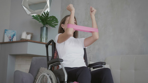 妇女在家里锻炼轮椅15秒视频